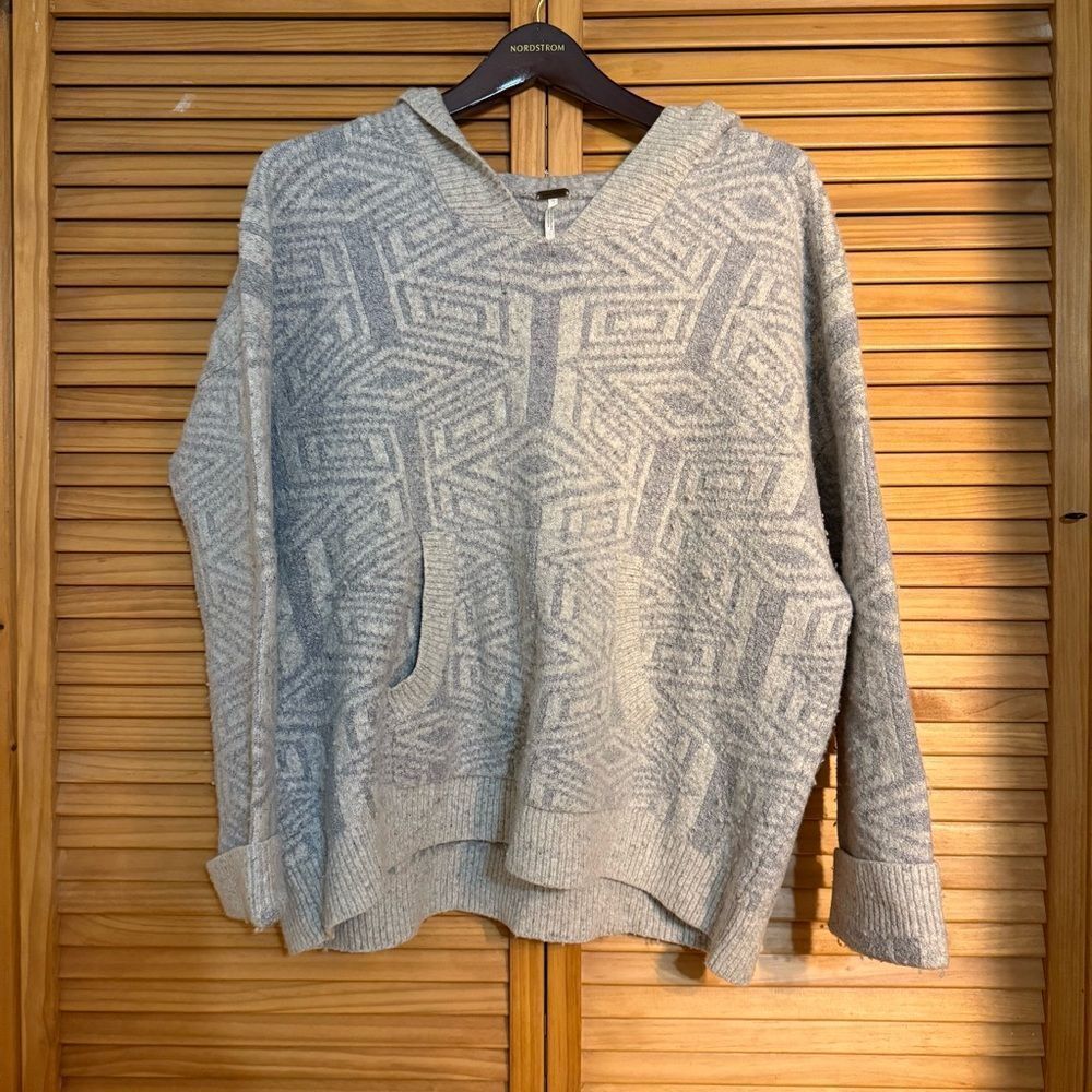 Free People Gray Patterned V-Neck Sweater size medium